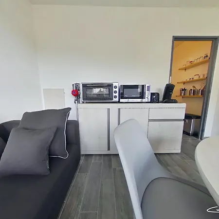 Apartment 503, Belle-hutte